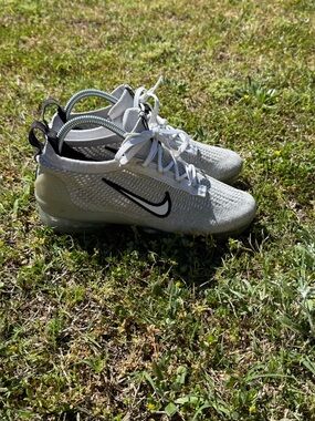 Nike Vapor max White/Grey Flyknit Sneakers with Black Swoosh Boys size 6